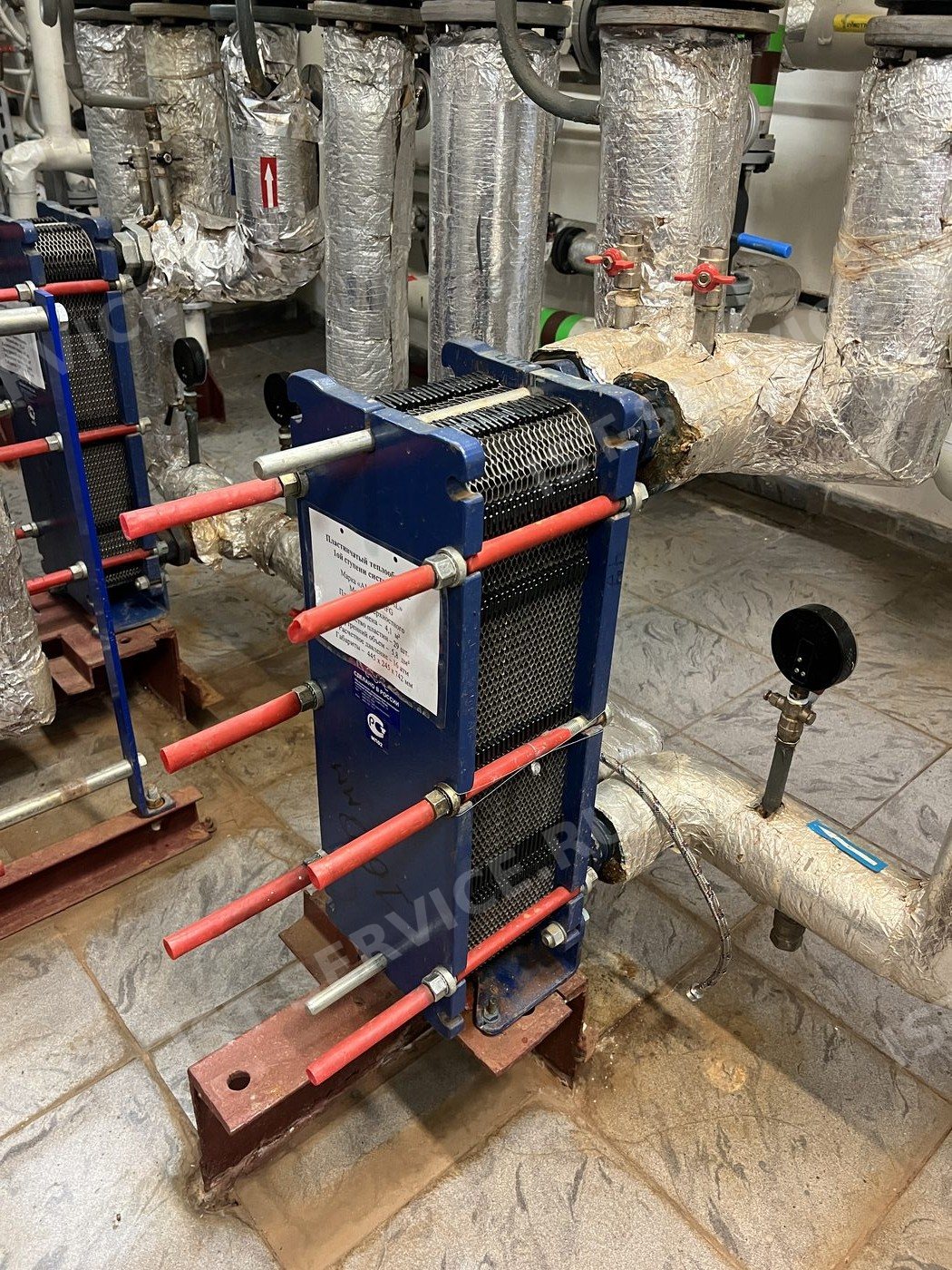 Теплообменник Alfa Laval 1-й ступени ГВС в банке, шильдик с параметрами, общий вид до работ