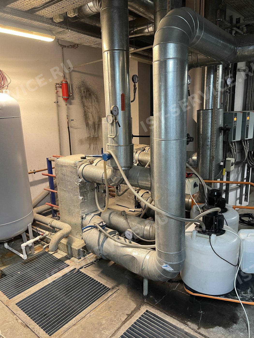 Насосная станция безразборной промывки подключена к теплообменнику Alfa Laval M10B