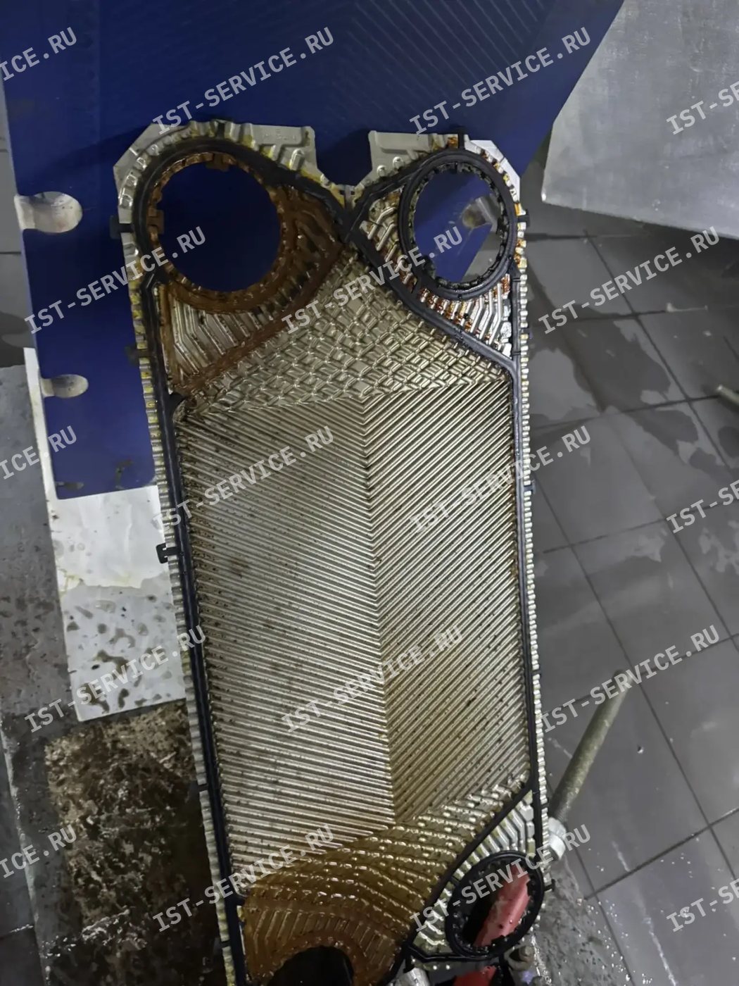 Коррозия станины теплообменника Alfa Laval M10B из-за неправильной сборки, Москва-Сити